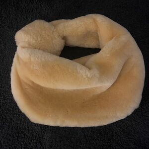 Fuzzy yellow purse. So cute!! No signs of any wear. Used once!